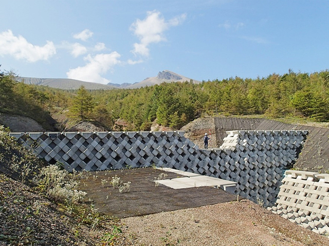 鹿部押出Ｂの沢　治山ダム－谷止工（施工後）