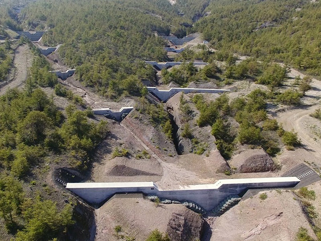 鹿部押出Ｂの沢　治山ダム－床固工と谷止工